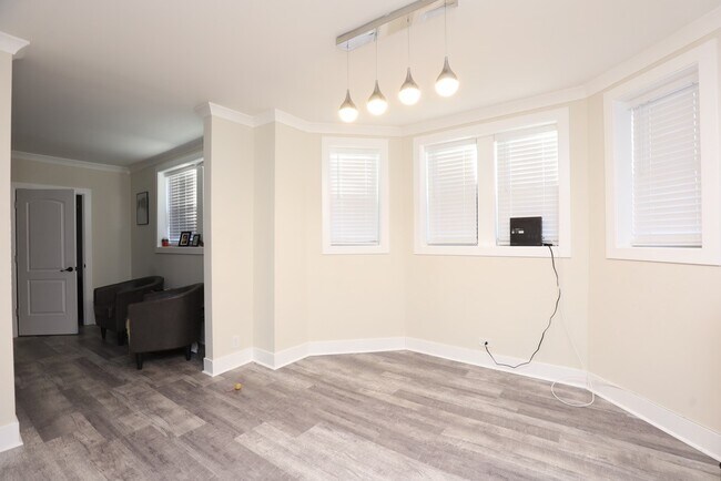 Building Photo - 3839 N Greenview Ave