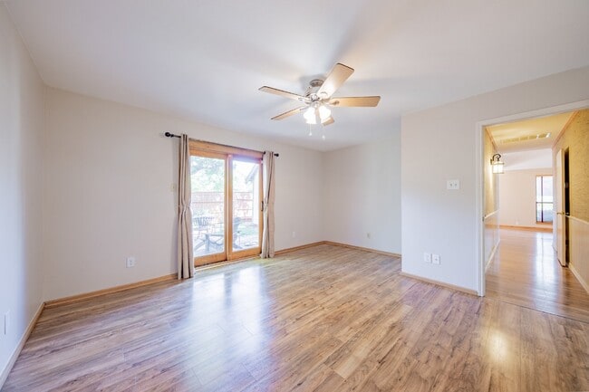 Building Photo - Charming 3-Bed Home by downtown Grapvine