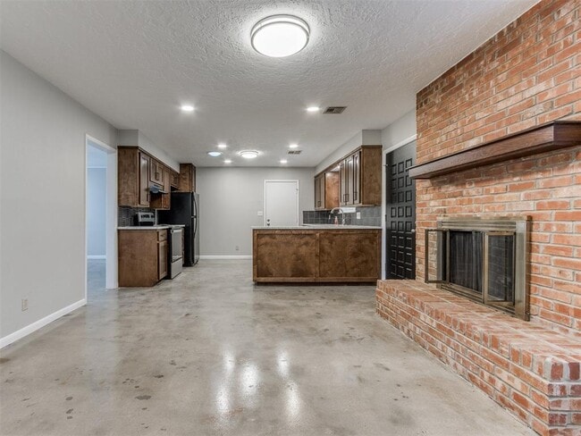 Building Photo - 2609 Brentwood Dr