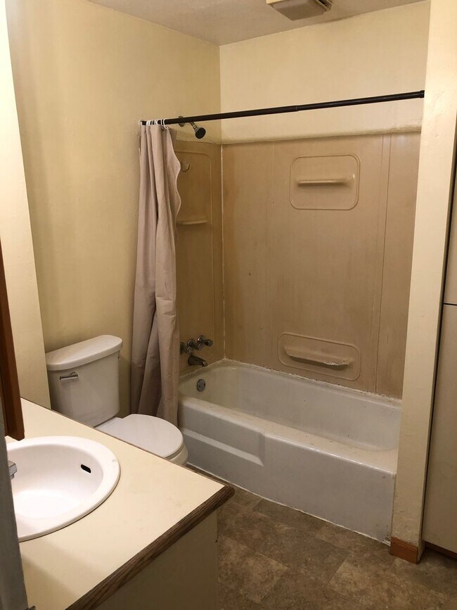 Building Photo - 2 Bedroom 1 bath