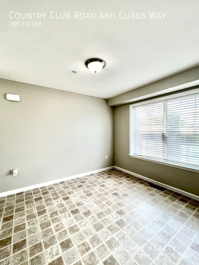 Building Photo - 703 Country Club Rd