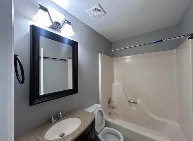 Building Photo - 3 Bedrooms 2.5 Bathrooms