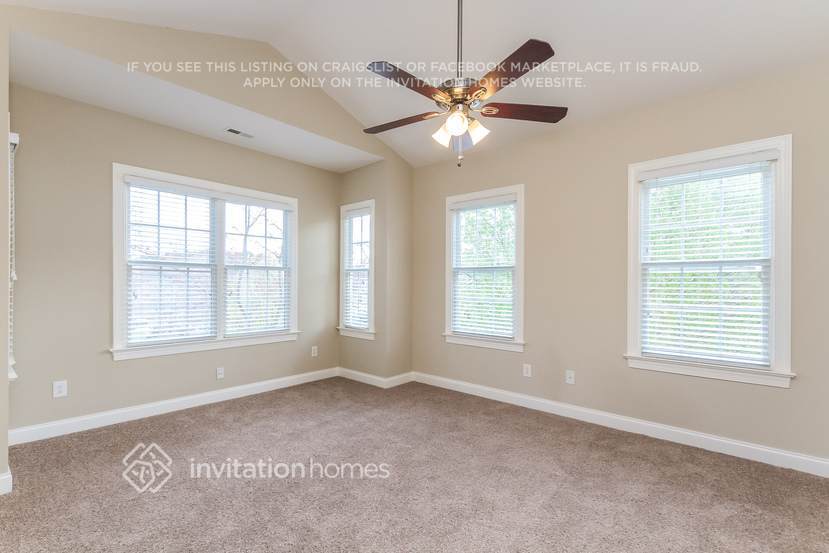 Building Photo - 15903 Kelly Park Cir