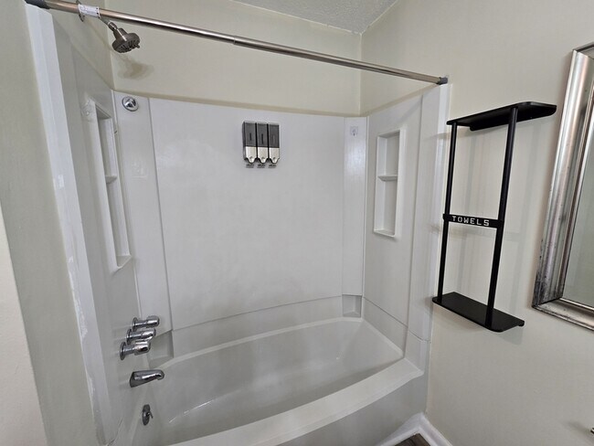 Building Photo - 3071 Huntleigh Dr