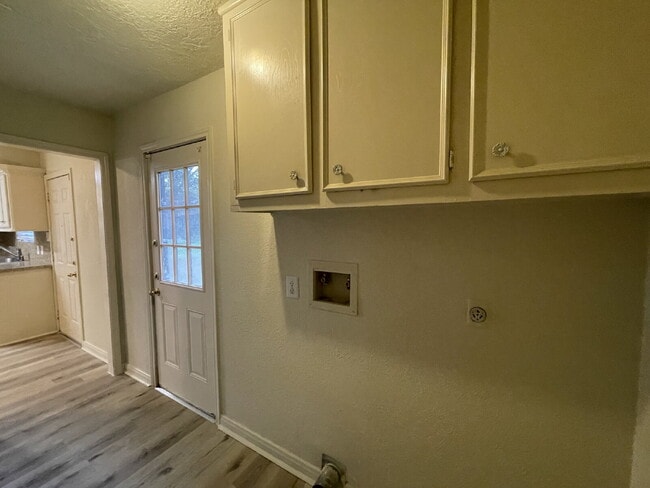 Building Photo - This charming house on a .25 acre lot close to Downtown/Historic Montgomery is a single story 3 b...