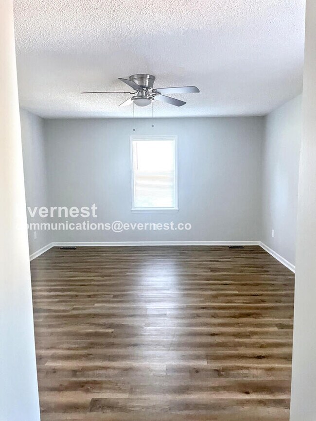 Building Photo - 3 Bed/3 Bed Home with Laundry Hookups / Pe...