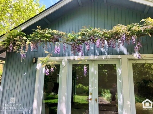 Building Photo - Inviting 3BD/2BA Home in Glen Ellen