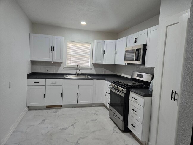 Building Photo - 1601 S 35th St