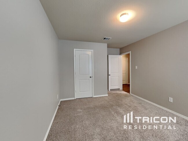 Building Photo - 5050 Everett Loop