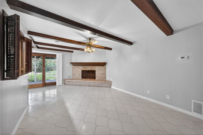 Building Photo - Beautifully refreshed 3-bedroom, 2-bath ranch-style home, located in the sought-after Colonies No...