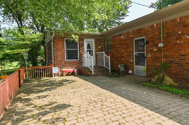 Building Photo - Charming 3-Bedroom Retreat with 2 Full Baths on South Meridian Street – 1516 Sq Ft of Comfort in ...