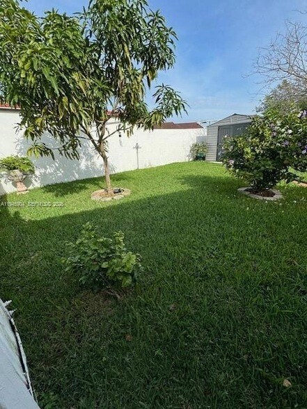 Building Photo - 1045 SW 122nd Ct