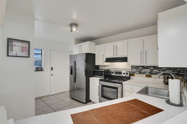 Building Photo - 1690 NE 191st St