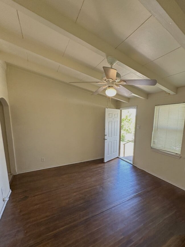 Building Photo - 2 Bed/ 1.5 Bath with a bonus area in Kille...