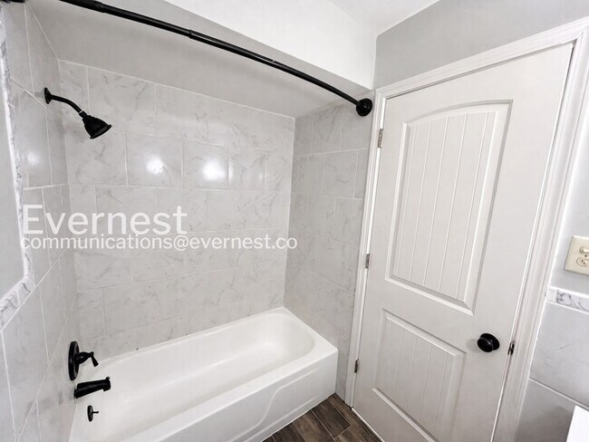 Building Photo - 3 Bed/2.5 Bath Home with Garage / Pet-Friendly / Available Now!