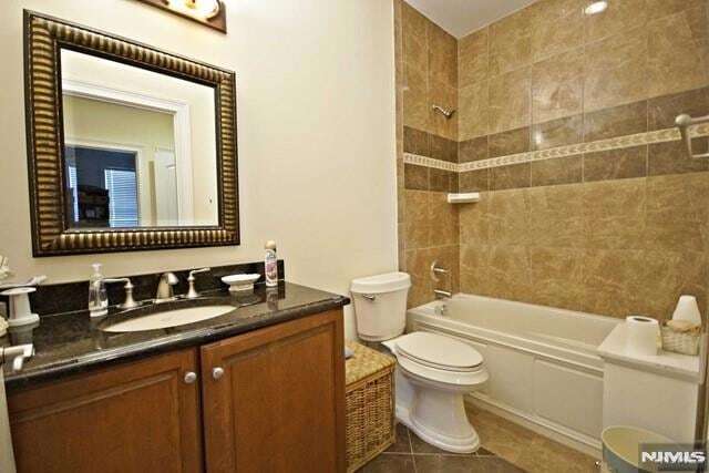 Building Photo - 5 Tenakill Park E