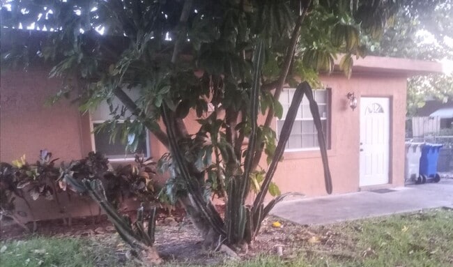 Building Photo - 2502 NW 6th Ct