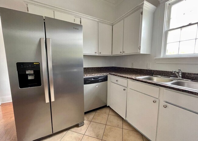 Building Photo - Available 8/1. Gorgeous 2 BR/1 BA Unit in the Historic East Side!