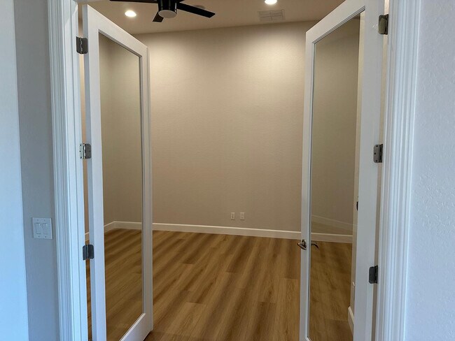Building Photo - 42107 N Mountain Cove Dr
