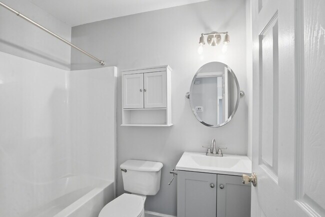 Building Photo - Bright and Airy Three Bedroom Home in Lake...