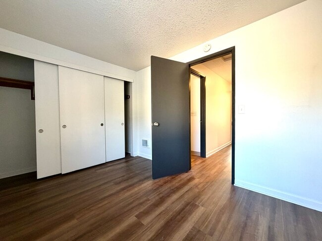 Building Photo - **FREE FIRST MONTH'S RENT** Updated Townhouse in the Heart of Garden Home~ New LVP Flooring~ Wash...