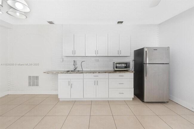 Building Photo - 700 SW 67th Ave