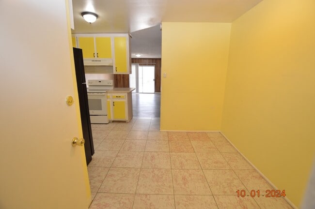 Building Photo - 2805 Kings Way