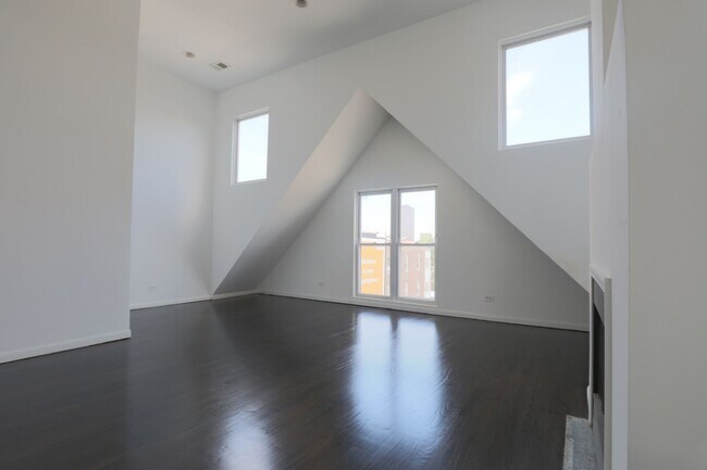 Building Photo - 3328 N Clark St