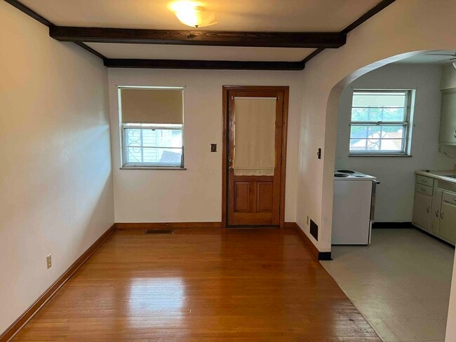 Dining Room - 705 Broadway Blvd