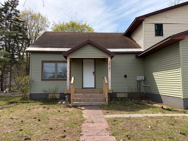 Building Photo - Newly Renovated 1BR | All Utilities Included | Prime Location