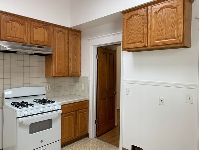 Building Photo - Charming Vintage Two-Bedroom Bungalow with Dining Room & Office