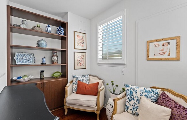 Building Photo - Light & Bright 2 Bedroom, 2 Bathroom Townhome