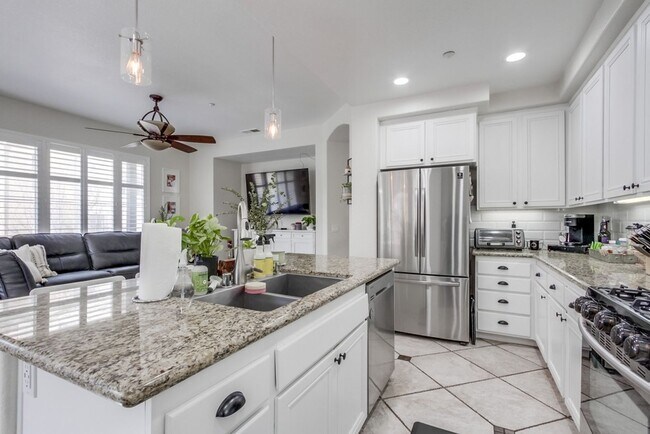 Building Photo - Spacious 3 Bed / 3 Bath Townhome with 2-Car Garage in Gated San Marcos Community