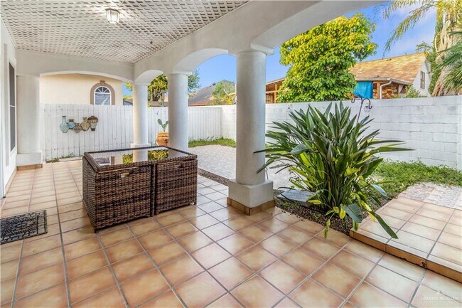 Building Photo - 22 Easy St