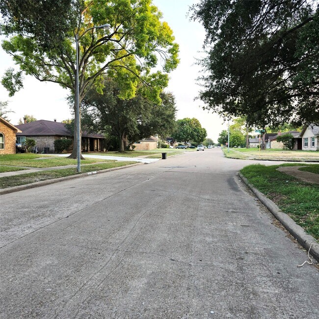 Building Photo - 3722 Westheimer Pl Dr