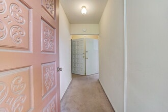 Building Photo - 604 S Flood Ave