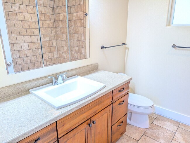 Building Photo - 4 Bed/2.5 Bath Multnomah Village Stunner w...