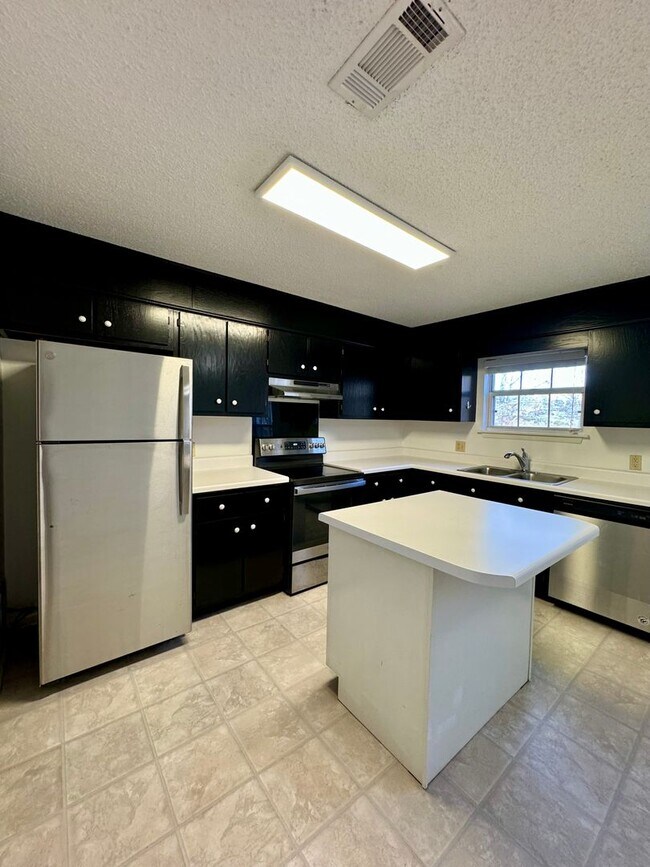 Building Photo - Lakewood Commons G202