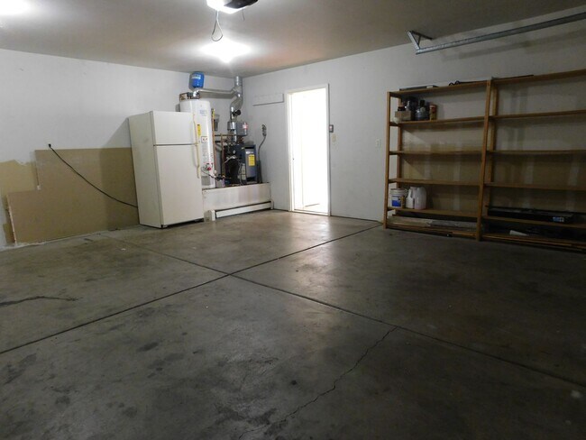 Building Photo - Spacious Home in Fruitvale