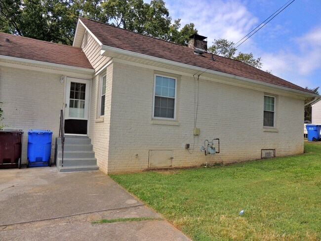 Building Photo - 300 Rose Ave