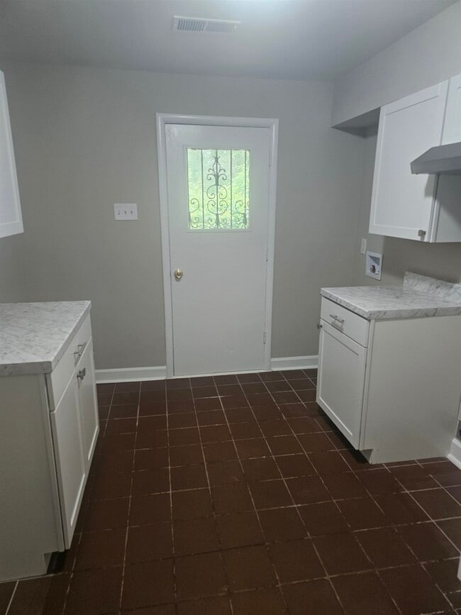 Building Photo - 1725 Claire Dr