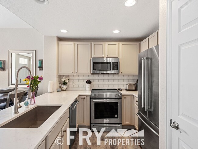 Building Photo - Beautiful Townhome in a Great Location