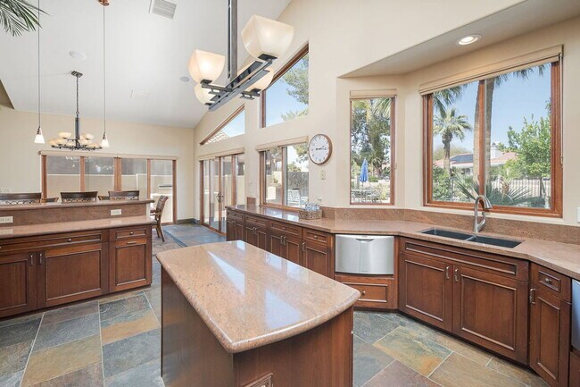 Building Photo - 4725 N Brookview Terrace