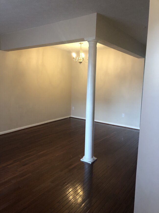 Dining Area - 1459 Pangbourne Way