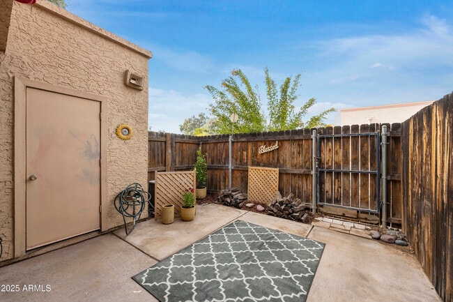 Building Photo - 4901 E Kelton Ln