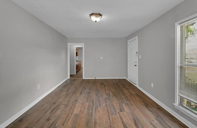 Building Photo - Spacious 3 bed/1 bath rental - Available Now!