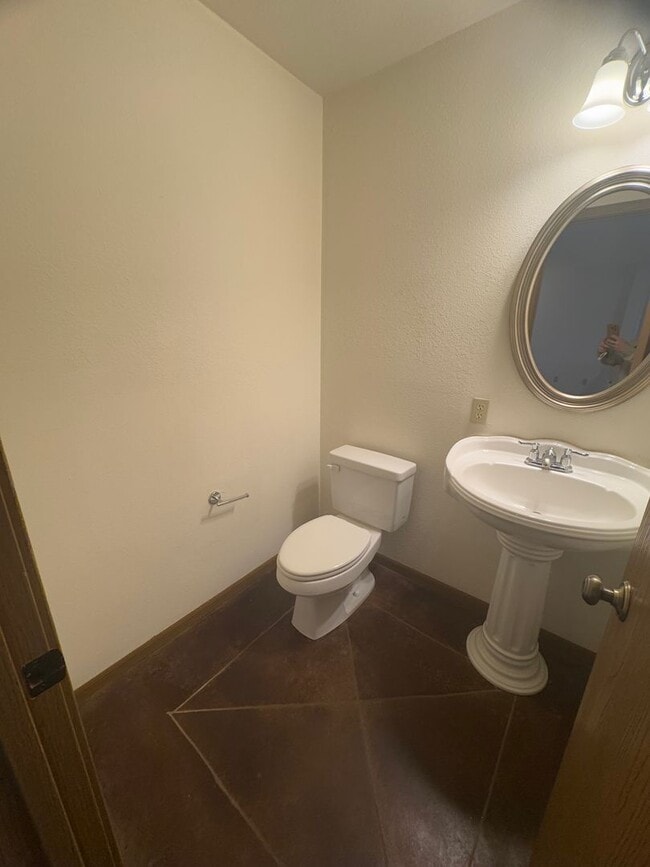 Building Photo - Four Bedroom 2.5 Bath Condo