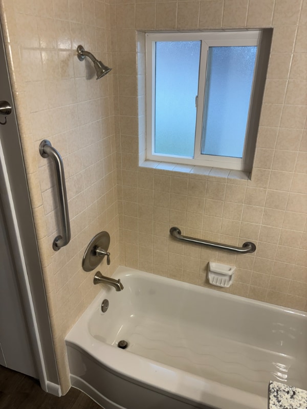 Building Photo - 390 Center St