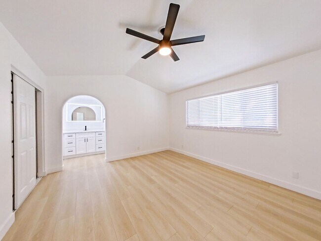 Building Photo - Beautifully remodeled 3 bed / 2.5 bathroom...