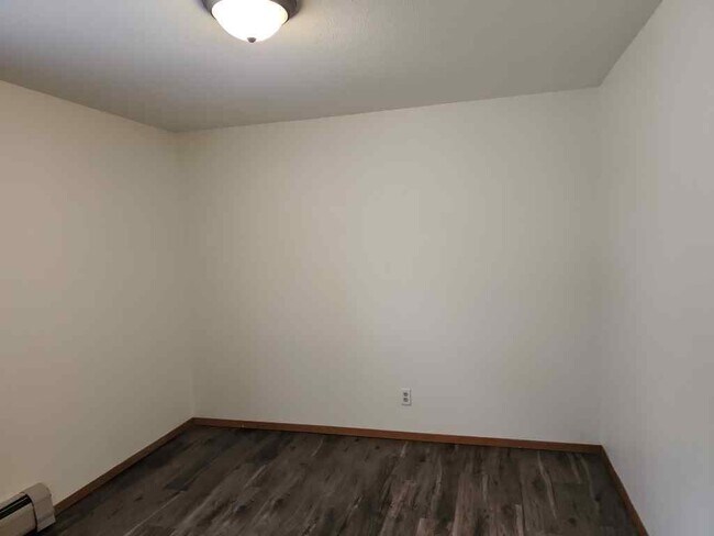 Building Photo - Charming 2 Bedroom Lower in Prime Appleton...